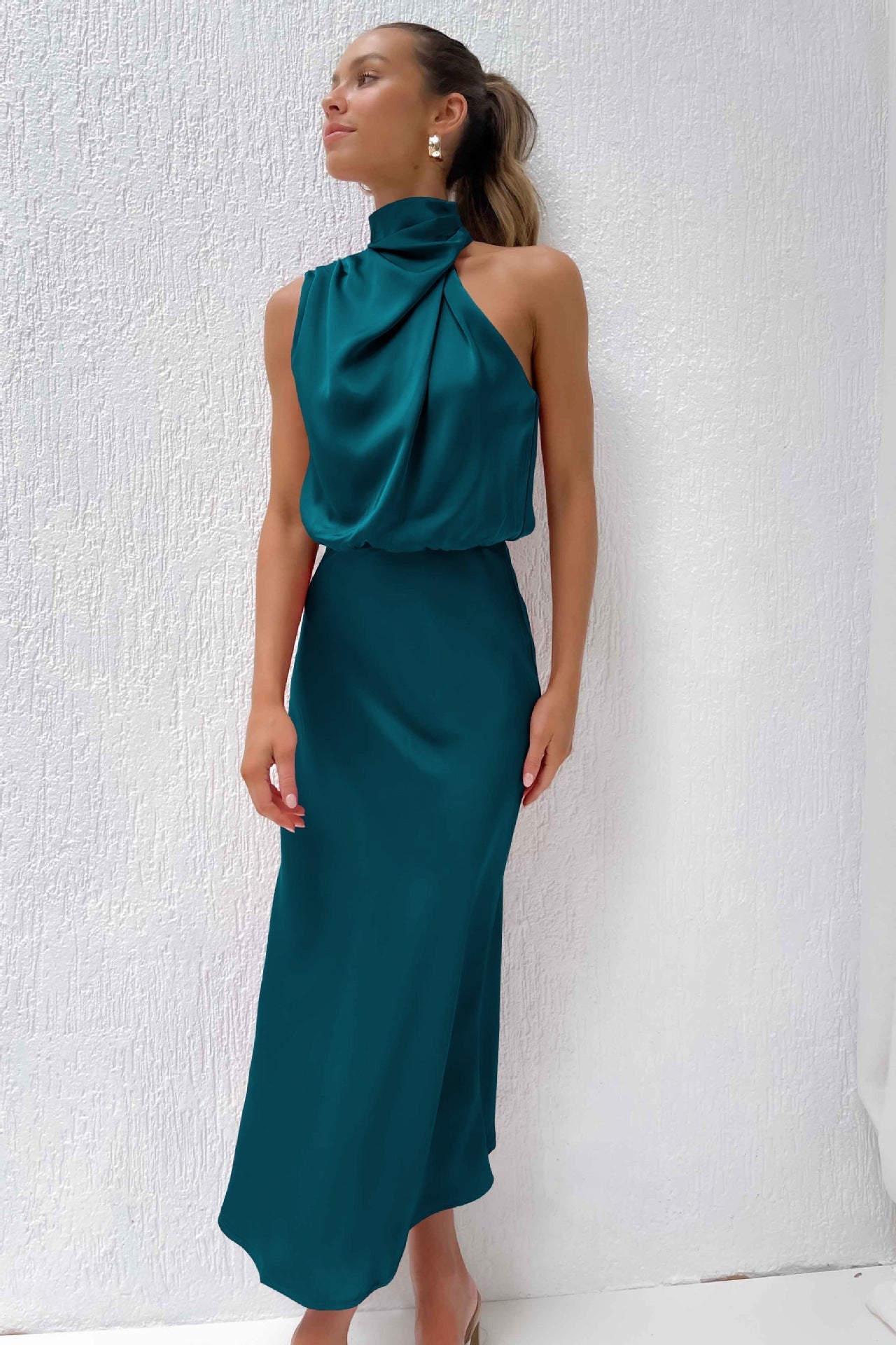 Weber™ | Langes Satin-Kleid mit Halterneck