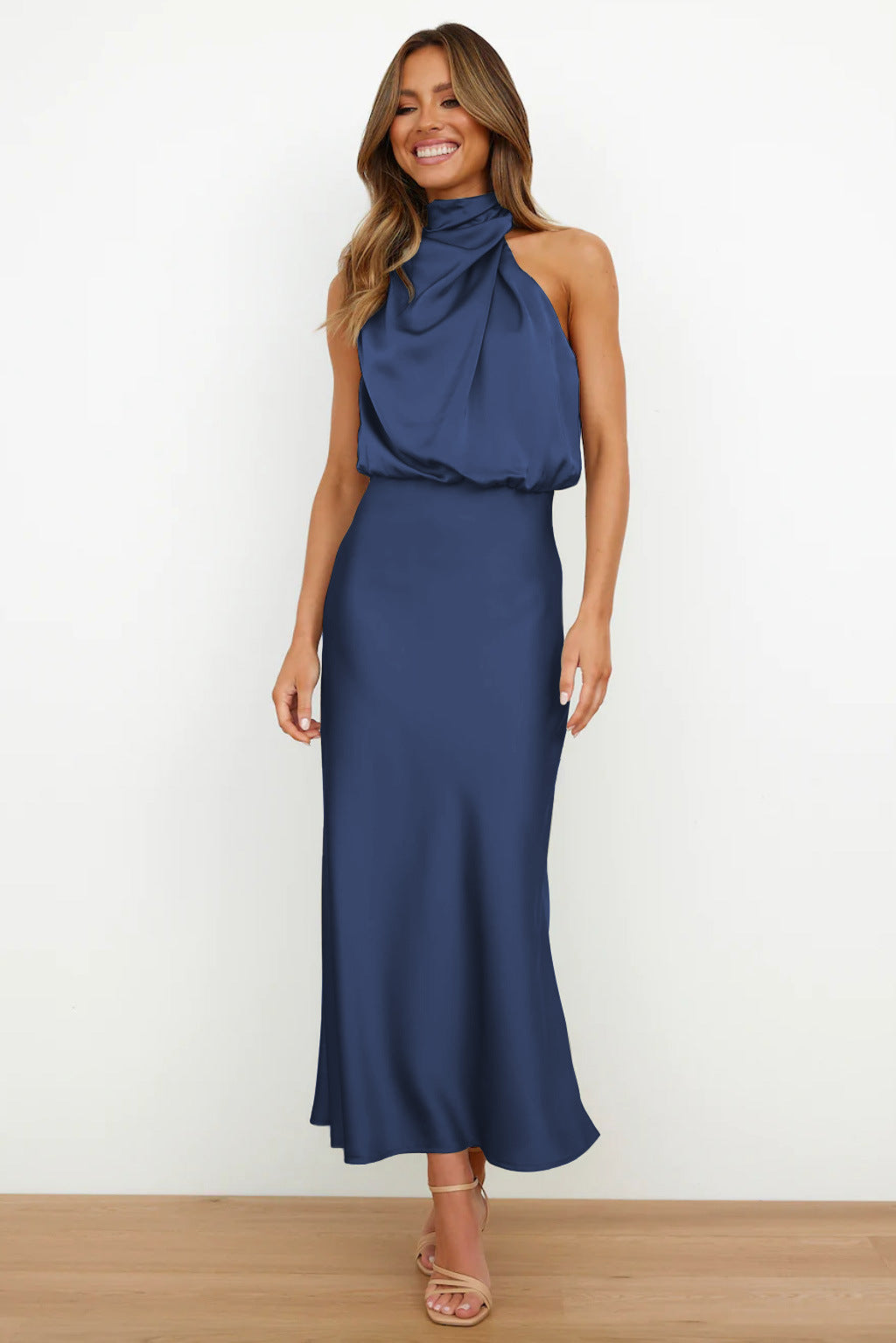 Weber™ | Langes Satin-Kleid mit Halterneck