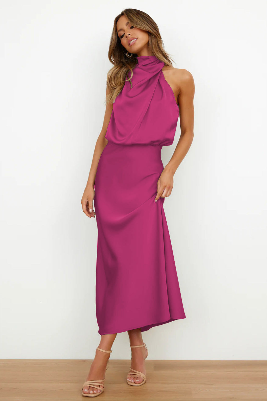 Weber™ | Langes Satin-Kleid mit Halterneck