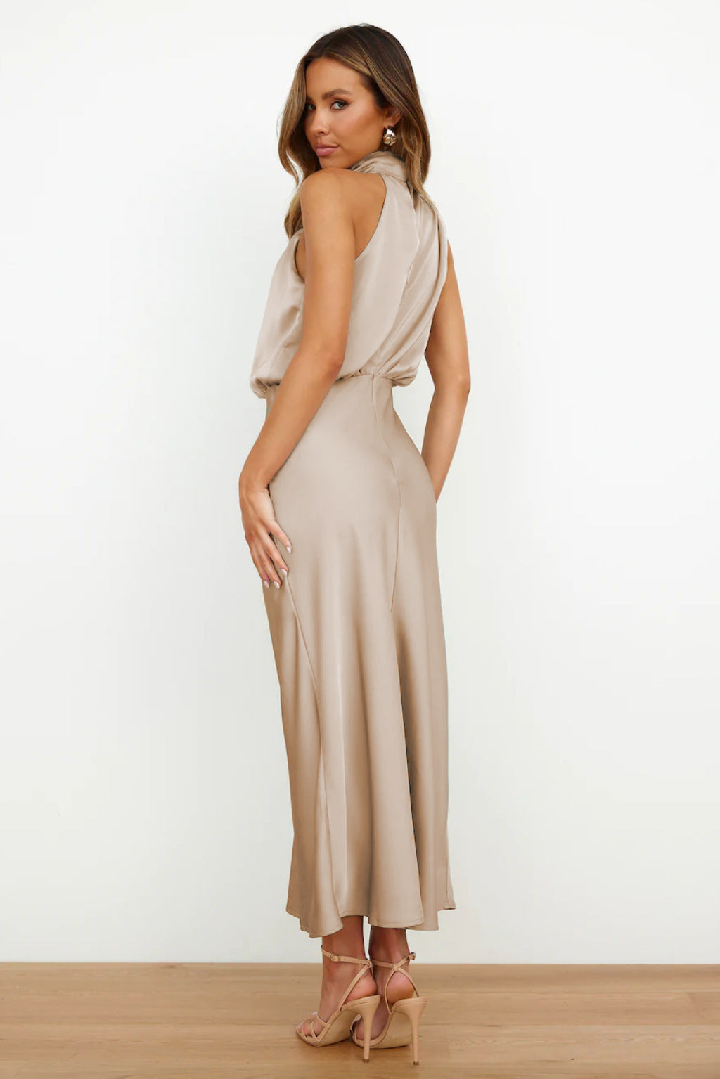 Weber™ | Langes Satin-Kleid mit Halterneck