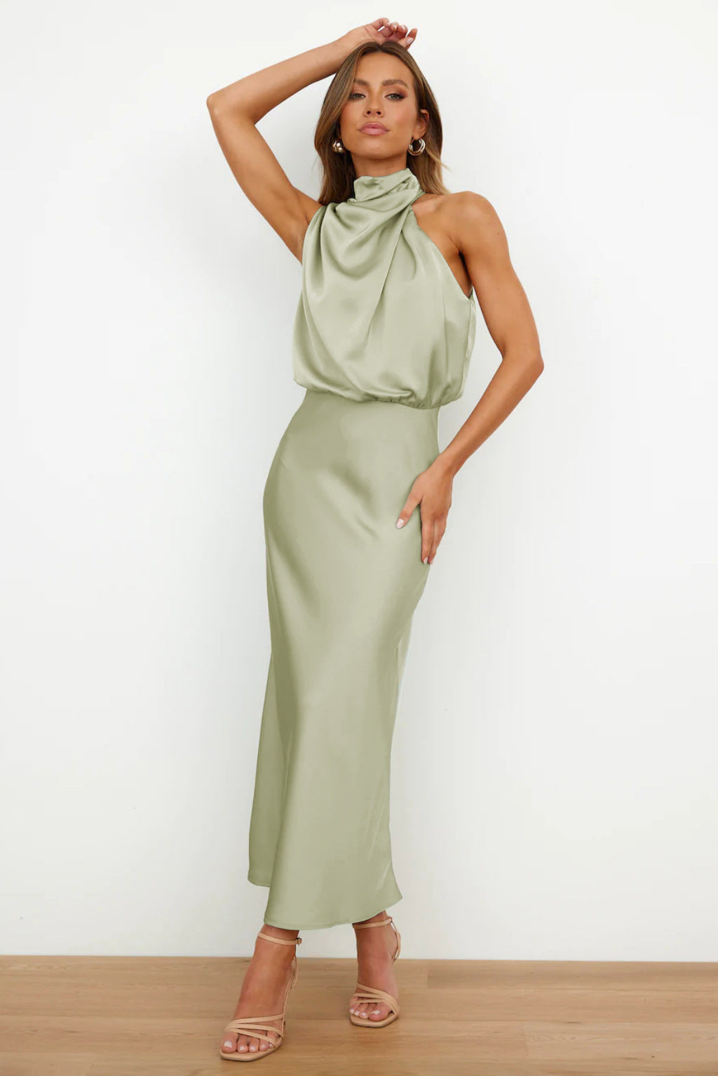 Weber™ | Langes Satin-Kleid mit Halterneck