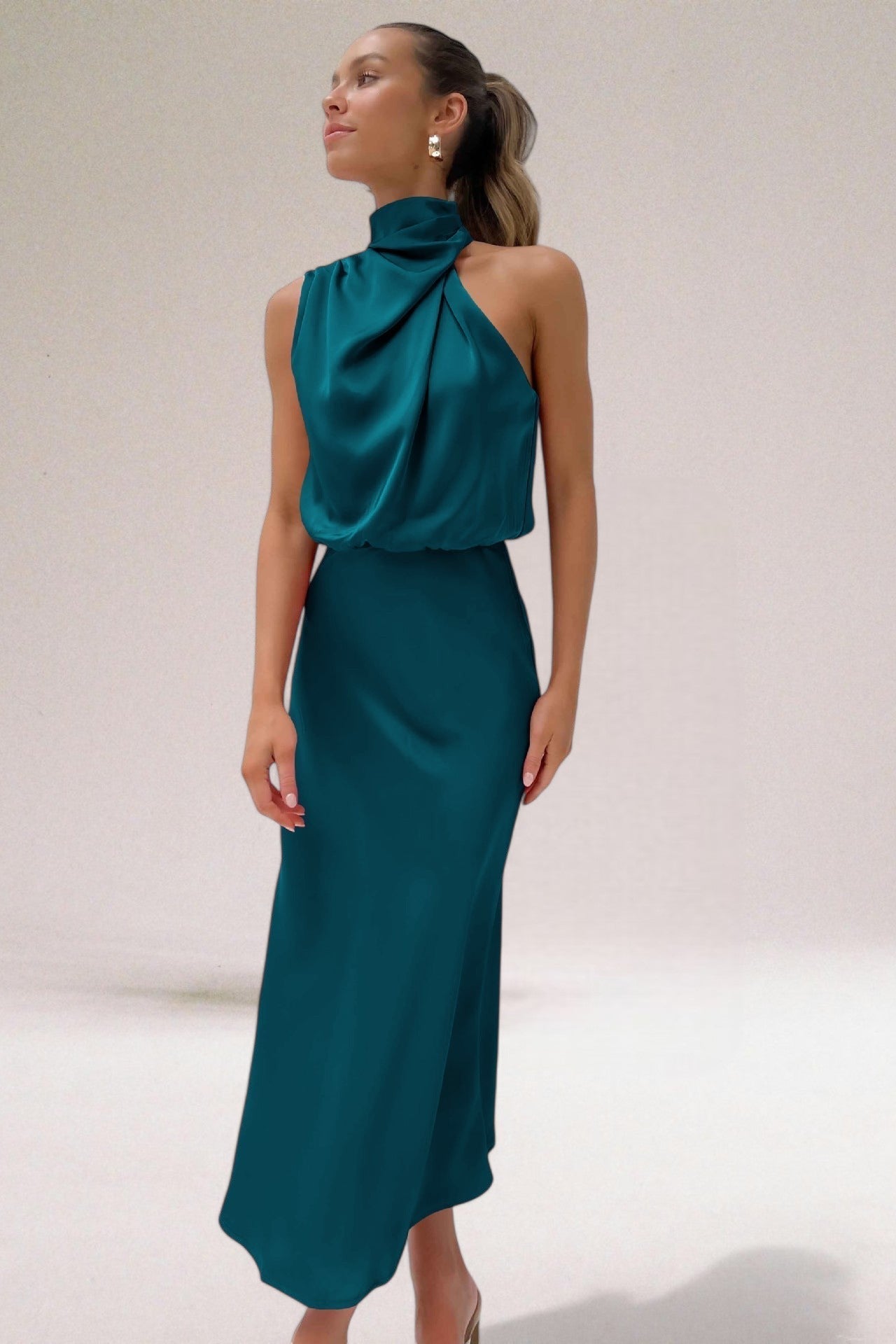 Weber™ | Glamourkleid aus Satin mit Halterneck