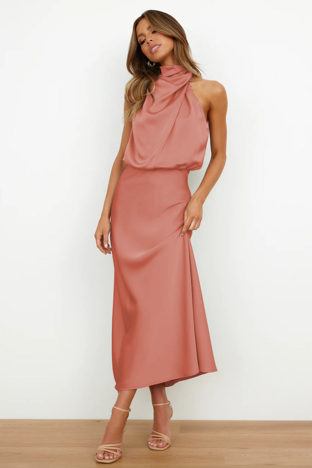 Weber™ | Langes Satin-Kleid mit Halterneck