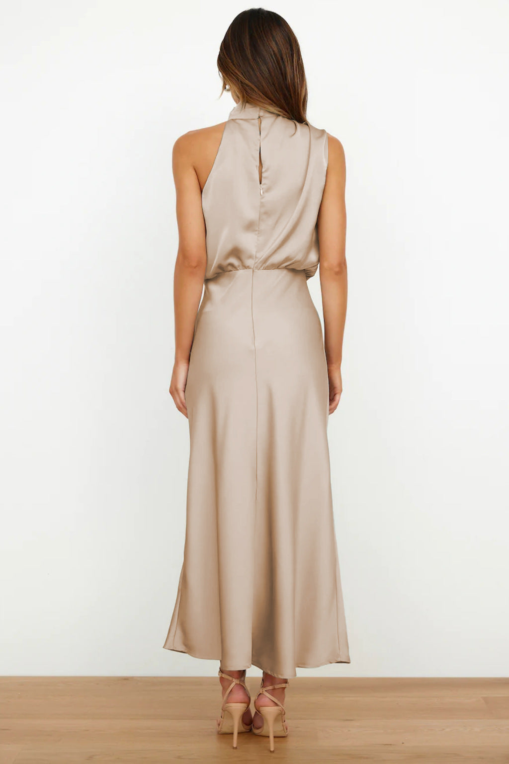 Weber™ | Langes Satin-Kleid mit Halterneck