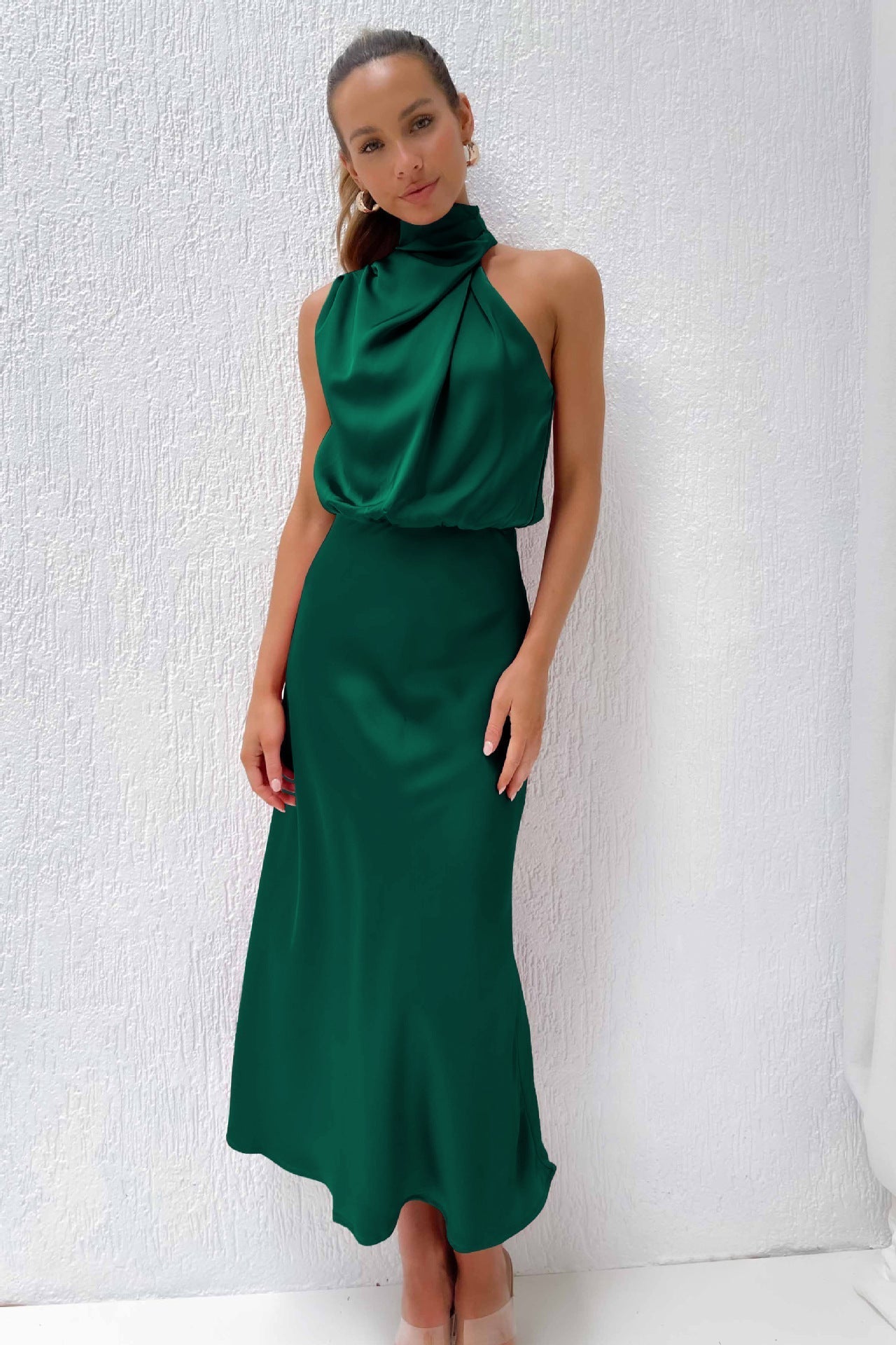 Weber™ | Langes Satin-Kleid mit Halterneck