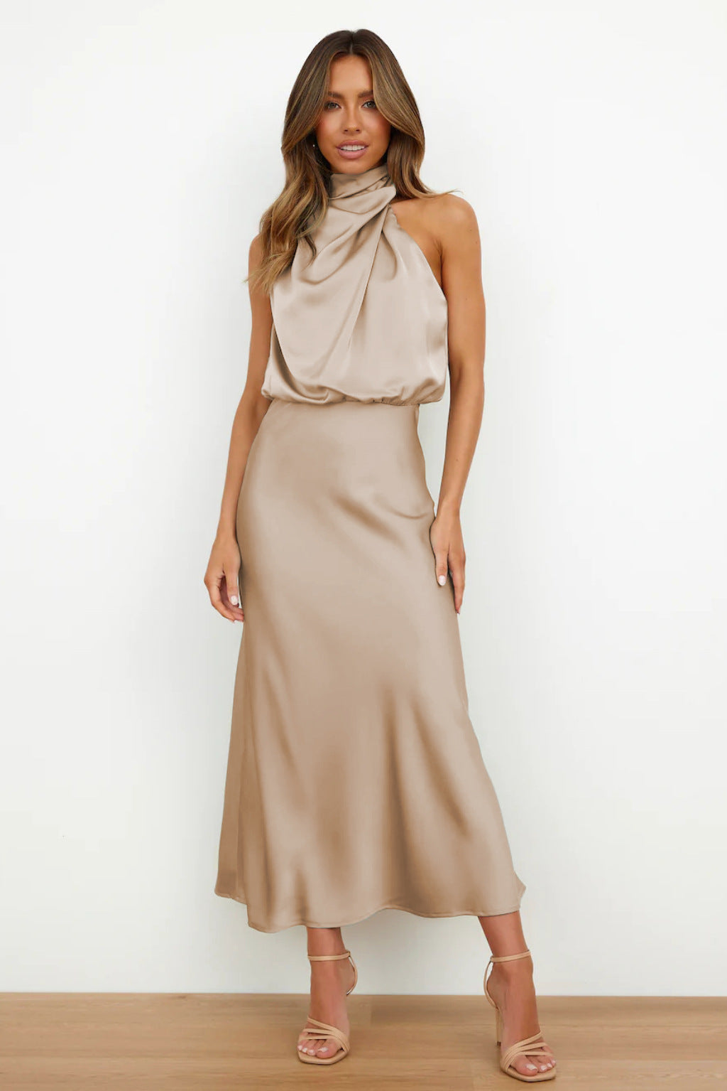 Weber™ | Langes Satin-Kleid mit Halterneck